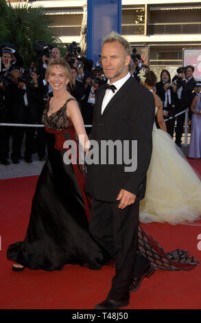 CANNES, FRANCE. 23 mai 2003 : pop star STING et actrice épouse Trudie Styler à la projection au Festival de Cannes pour Mystic River. Banque D'Images