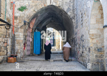 Jérusalem : rue voûtée avec deux femmes arabes Banque D'Images