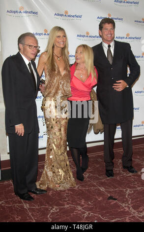 LOS ANGELES, CA. 23 septembre 2003 : l'acteur David Hasselhoff & épouse PAMELA HASSELHOFF (droite) avec la présentatrice TV LARRY KING & épouse SHAWN SOUTHWICK lors de la 3ème conférence annuelle de Adopt-A-Minefield Gala bénéfice au Beverly Hills Hilton. Banque D'Images