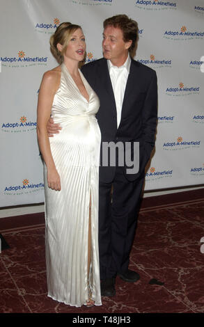 LOS ANGELES, CA. 23 septembre 2003 : Sir Paul McCARTNEY et sa femme HEATHER MILLS McCARTNEY lors de la 3ème conférence annuelle de Adopt-A-Minefield Gala bénéfice au Beverly Hills Hilton. Banque D'Images