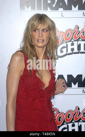 LOS ANGELES, CA. 29 septembre 2003 : l'actrice Daryl Hannah au Los Angeles première de son nouveau film Kill Bill. Banque D'Images