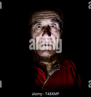 Portrait d'homme de race blanche. L'éclairage discret. Isolé sur le noir. Banque D'Images