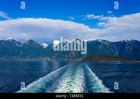 Service dans la baie Howe de derrière un BC Ferry voyageant de Horseshoe Bay à Langdale sur la Sunshine Coast, en Colombie-Britannique, Canada. Banque D'Images