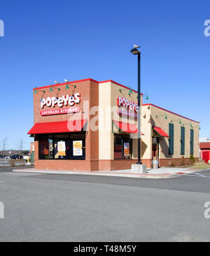 Popeyes fast-food, une chaîne US connu pour le sud du poulet frit, extérieur avec un beau ciel bleu clair à New Bedford Massachusetts USA Banque D'Images
