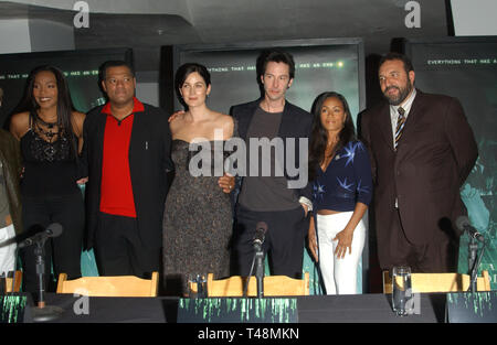 LOS ANGELES, CA. 27 octobre 2003 : NONA GAYE (à gauche), Laurence Fishburne, Carrie-ANNE MOSS, Keanu Reeves, Jada Pinkett Smith & directeur JOEL SILVER à la conférence de presse à Los Angeles pour The Matrix Revolutions. Banque D'Images