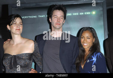 LOS ANGELES, CA. 27 octobre 2003 : l'acteur Keanu REEVES avec actrices CARRIE-ANNE MOSS (à gauche) & Jada Pinkett Smith lors de la conférence de presse à Los Angeles pour The Matrix Revolutions. Banque D'Images