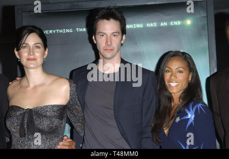 LOS ANGELES, CA. 27 octobre 2003 : l'acteur Keanu REEVES avec actrices CARRIE-ANNE MOSS (à gauche) & Jada Pinkett Smith lors de la conférence de presse à Los Angeles pour The Matrix Revolutions. Banque D'Images