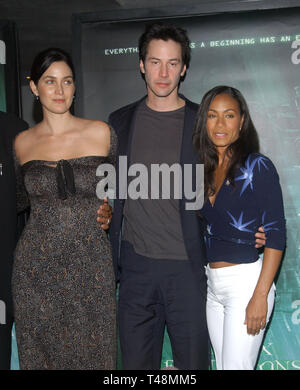 LOS ANGELES, CA. 27 octobre 2003 : l'acteur Keanu REEVES avec actrices CARRIE-ANNE MOSS (à gauche) & Jada Pinkett Smith lors de la conférence de presse à Los Angeles pour The Matrix Revolutions. Banque D'Images