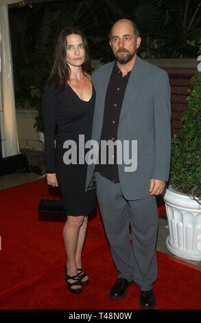 LOS ANGELES, CA. 01 novembre 2003 : l'Acteur RICHARD SCHIFF & actrice épouse SHEILA KELLEY à parti à Los Angeles pour célébrer le 100e épisode de la série TV de l'Aile Ouest. Banque D'Images