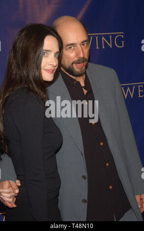 LOS ANGELES, CA. 01 novembre 2003 : l'Acteur RICHARD SCHIFF & actrice épouse SHEILA KELLEY à parti à Los Angeles pour célébrer le 100e épisode de la série TV de l'Aile Ouest. Banque D'Images