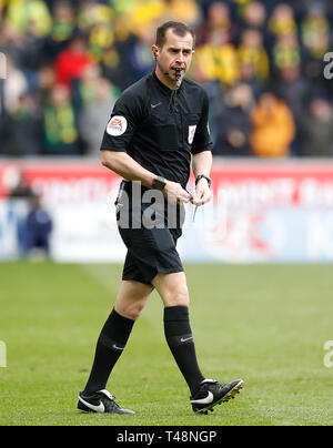 L'arbitre de remplacement Peter Bankes James Linington après avoir ramassé une blessure pendant le match de championnat à Sky Bet DW Stadium, Wigan. Banque D'Images