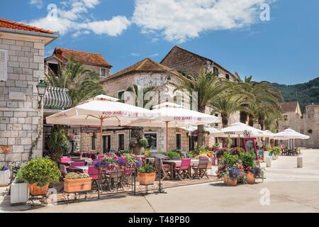 Restaurants et cafés dans la vieille ville de Stari Grad, île de Hvar, Dalmatie, Croatie Banque D'Images