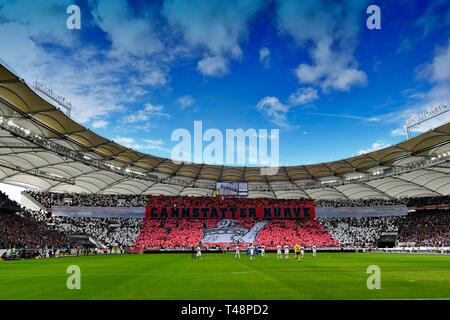 Sommaire, ventilateur chorégraphie de la Cannstatter Kurve avec verseuse en vue de Bad Cannstatt, Mercedes-Benz Arena, Stuttgart, Bade-Wurtemberg, Allemagne Banque D'Images