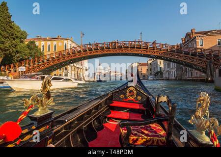 Voir à partir de la télécabine jusqu'Accademia de passerelle au-dessus de Grand Canal, à l'arrière de la basilique Santa Maria della Salute, Venise, Vénétie, Italie Banque D'Images