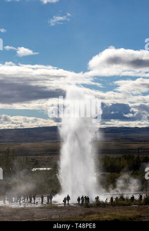 L'éruption du Geyser Strokkur. Éruption de l'eau chaude. Cercle d'or. L'Islande Banque D'Images