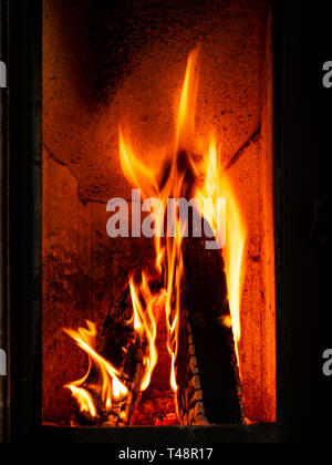 Image de brûler du bois de sciage dans la région de fire place Banque D'Images