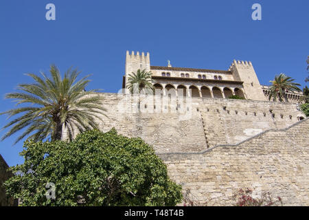 PALMA, Majorque, ESPAGNE - 9 avril 2019 : château Almudaina sur fond de ciel bleu, un jour ensoleillé, le 9 avril 2019 à Palma, Majorque, Espagne. Banque D'Images