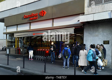 Supermarché Carrefour Market - Paris - France Banque D'Images