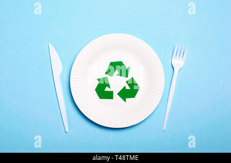 Symbole de recyclage, les ustensiles en plastique et Plaque sur fond bleu clair, les déchets et la pollution plastique Concept Banque D'Images