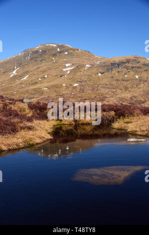 La montagne écossais Munro Meall Glas d'un Lochan sur le Corbet Beinn nan dans Imirean Glen Dochart, Highlands, Ecosse, Royaume-Uni. Banque D'Images