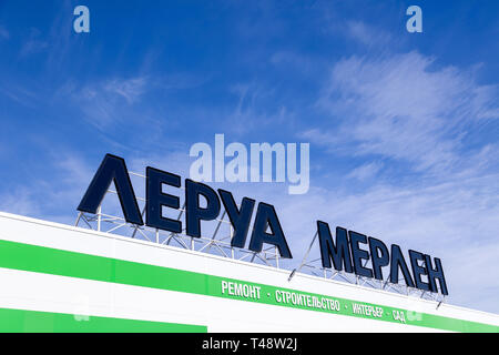 Russie Kemerovo Region 2019-04-02 signe marque Leroy Merlin contre le ciel bleu. French home-amélioration, la création d'outils de jardinage, détaillant desservant 13 pays Banque D'Images