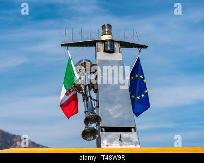 Image de l'italien et le drapeau européen sur un navire Banque D'Images