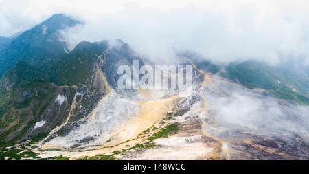 Vue aérienne du volcan Sibayak caldeira active, la vapeur, en destination de voyage Berastagi, Sumatra, Indonésie. Banque D'Images