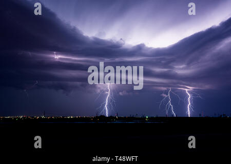 Plusieurs éclairs nuage-sol frappent au cours d'un orage près de Snyder, Texas Banque D'Images