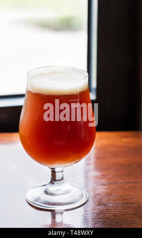 Verre de bière sur la table rouge Banque D'Images