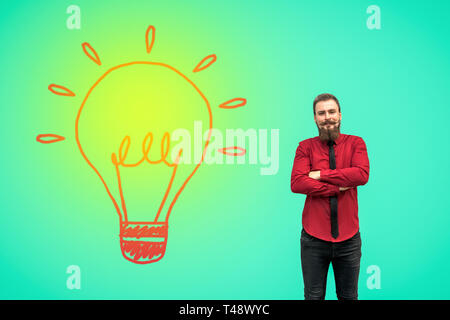 Portrait of handsome businessman barbus satisfaits en chemise rouge debout avec les bras levés et et à la caméra et au sourire près de tourné sur big v Banque D'Images