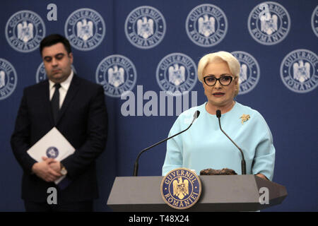 Bucarest, Roumanie - 14 Avril 2019 : Le Premier ministre roumain Dancila Viorica parle après la cérémonie de signature du contrat pour l'infrastructure majeure p Banque D'Images