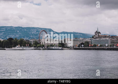 Genève, Suisse - 1 juillet 2017 : vue sur le lac de Genève, loin des montagnes et lieu Genève, Suisse, Europe. Paysage d'été, soleil, météo Banque D'Images