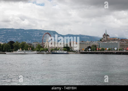 Genève, Suisse - 1 juillet 2017 : vue sur le lac de Genève, loin des montagnes et lieu Genève, Suisse, Europe. Paysage d'été, soleil, météo Banque D'Images
