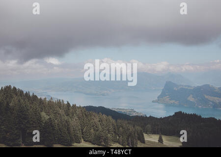 Vue sur le lac de Lucerne et les montagnes des scènes, Lucerne, Suisse, Europe. Paysage d'été, soleil, ciel bleu météo dramatique et journée ensoleillée Banque D'Images