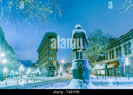 Hôtel Europe, et statue Du Gassy Jack en hiver, Gastown, Vancouver, Colombie-Britannique, Canada Banque D'Images