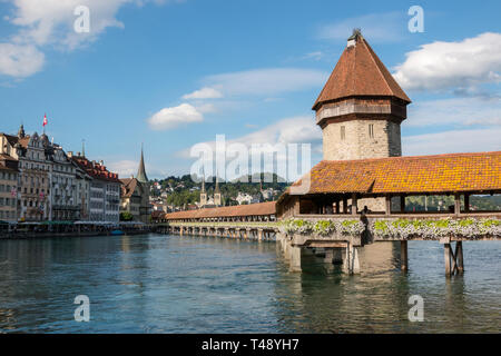 Lucerne, Suisse - 3 juillet 2017 : vue panoramique du centre-ville de Lucerne avec le célèbre Pont de la chapelle et le lac de Lucerne, la rivière Reuss. Summer paysag Banque D'Images