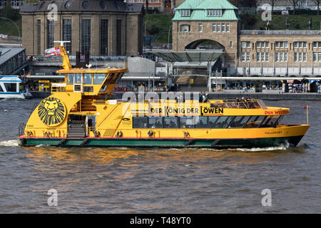 Télévision à typique en forme de fer ferry HADAG TOLLERORT en face de la St Pauli Piers. L'HADAG possède et exploite des traversiers de passagers à travers l'Elbe. Banque D'Images