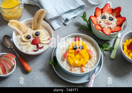 Bols drôles porridge avec pour Pâques Banque D'Images