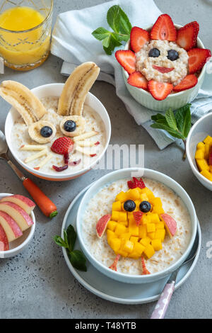 Bols drôles porridge avec pour Pâques Banque D'Images