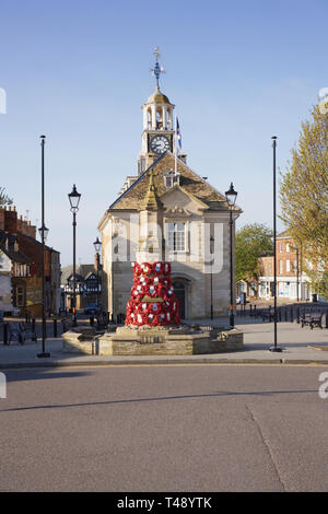 Brackley Town Hall et War Memorial, le Northamptonshire. Banque D'Images