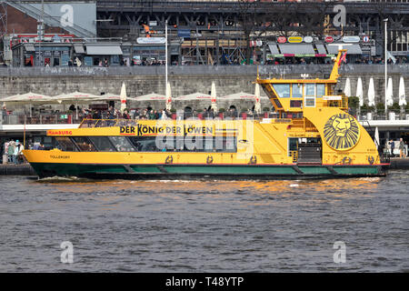 Télévision à typique en forme de fer ferry HADAG TOLLERORT en face de la St Pauli Piers. L'HADAG possède et exploite des traversiers de passagers à travers l'Elbe. Banque D'Images