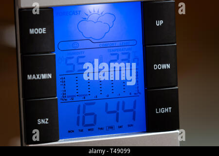 Station météo électronique numérique d'intérieur avec date, heure,  température, humidité, pression atmosphérique prévisions et ensoleillée. UK  Photo Stock - Alamy