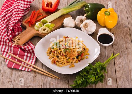 Bami goreng. Banque D'Images