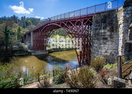 Premier pont de fer sur la rivière Severn à Telford, Shropshire, au Royaume-Uni le 10 avril 2019 Banque D'Images