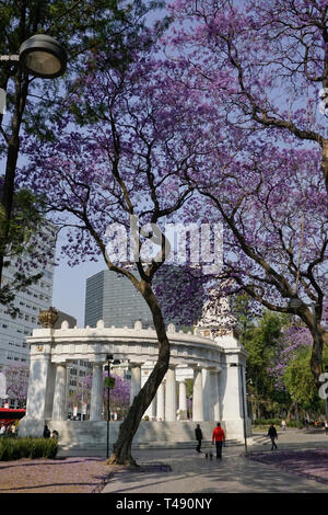 Hemiciclo Juarez, un monument en marbre de style néoclassique, commémorant l'ancien président mexicain Benito Juárez à Alameda Central Park, Mexico, Mexique Banque D'Images