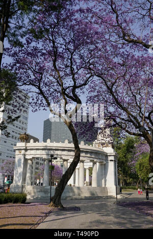 Hemiciclo Juarez, un monument en marbre de style néoclassique, commémorant l'ancien président mexicain Benito Juárez à Alameda Central Park, Mexico, Mexique Banque D'Images