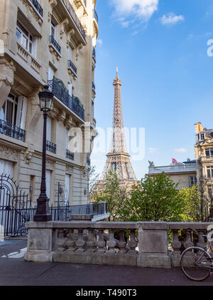 Paris, France : vue sur la Tour Eiffel à partir de l'Avenue de Camoes Banque D'Images