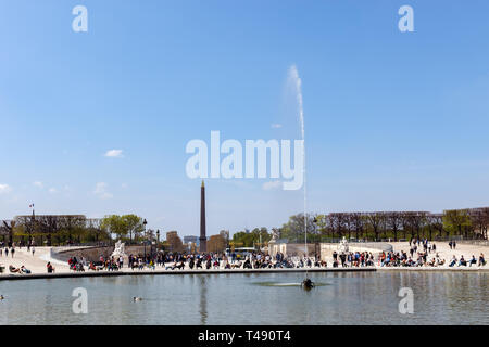 Vue de la Place de la Concorde, du Jardin des Tuileries au printemps - Paris Banque D'Images