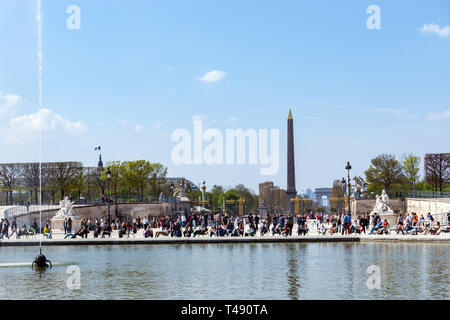 Vue de la Place de la Concorde, du Jardin des Tuileries au printemps - Paris Banque D'Images