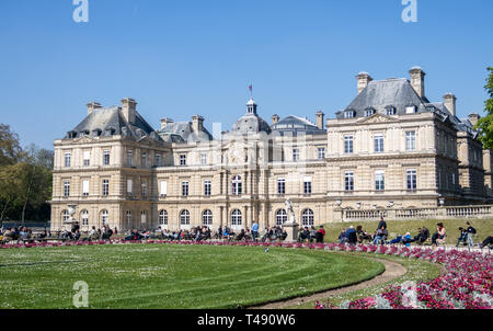 Les personnes bénéficiant du soleil dans le jardin du Luxembourg - Paris Banque D'Images